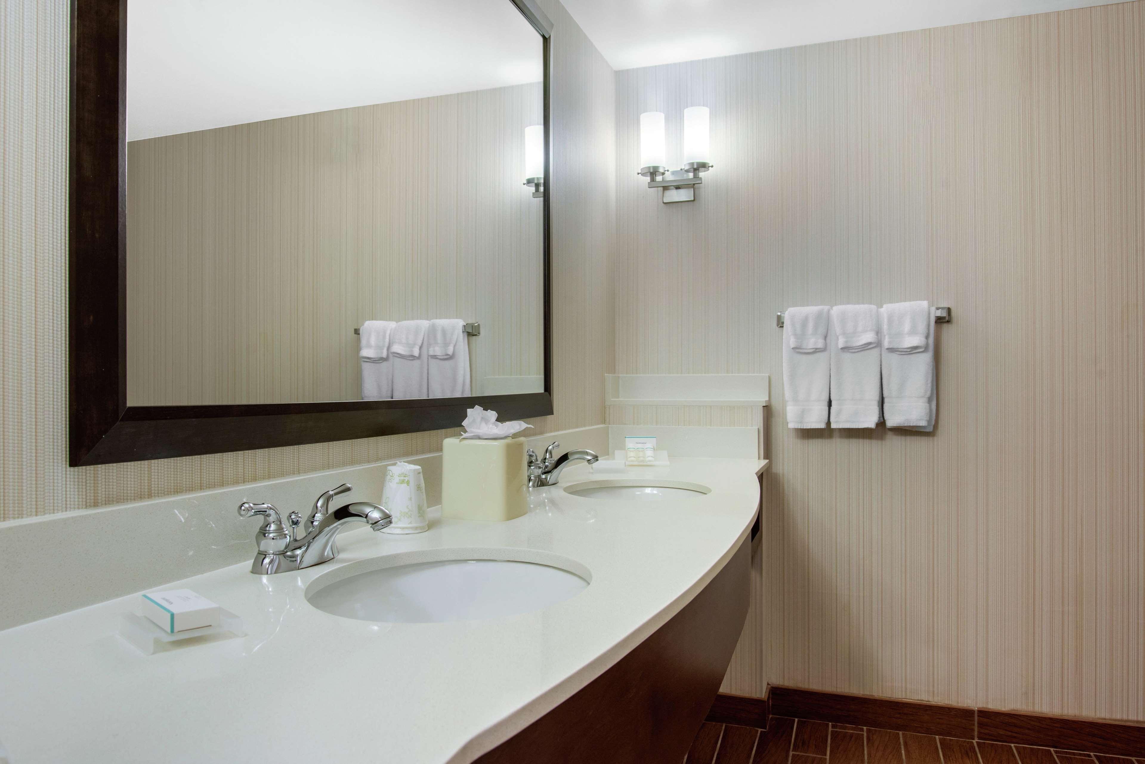 Hilton Garden Inn Portland Airport Exterior foto
